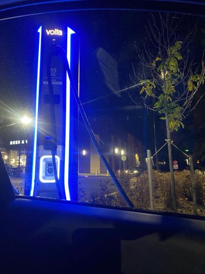 EV charger at GIANT 2nd St Pike